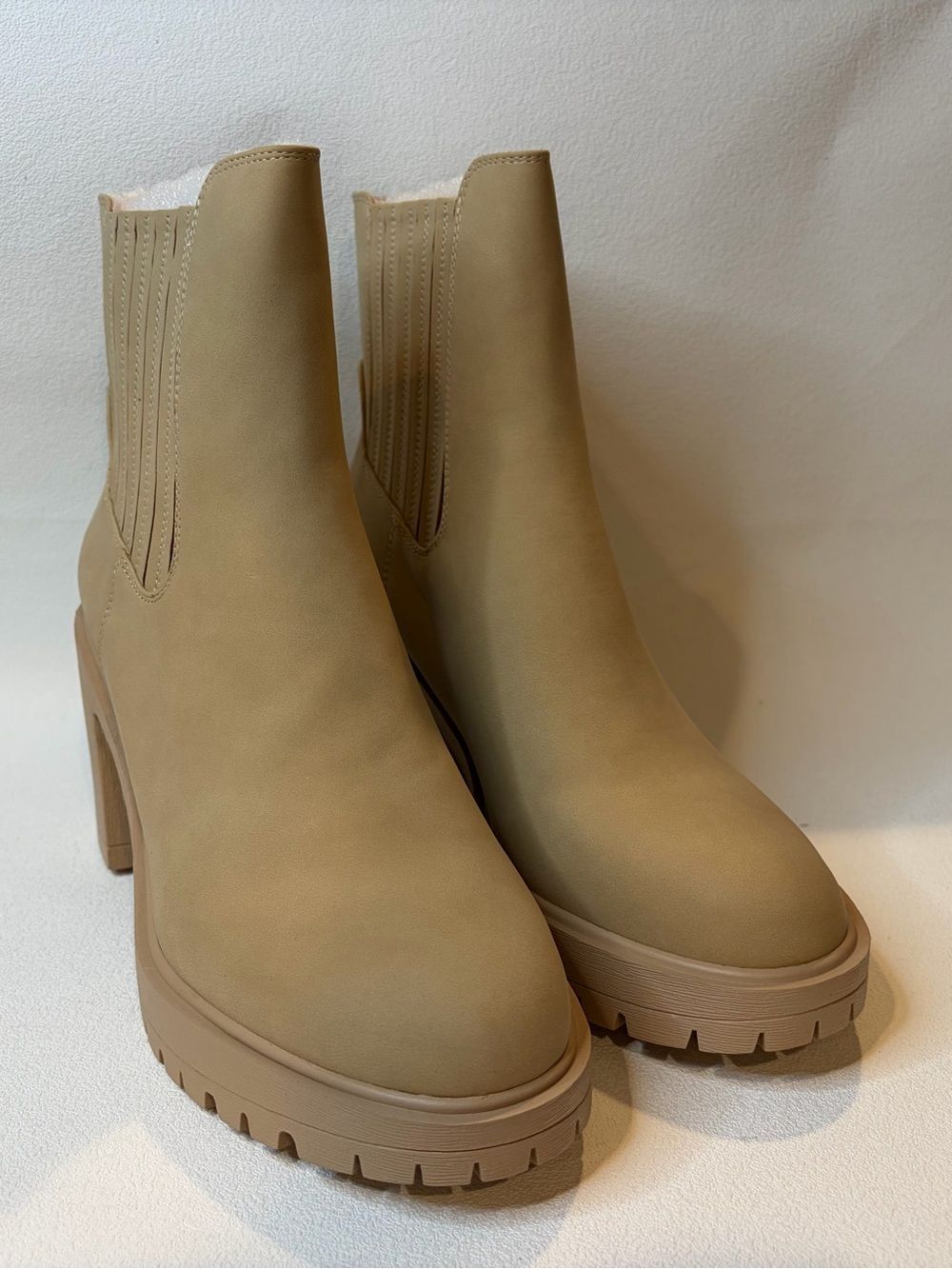 Syktkmx Platform Chelsea Ankle Boots Tan Women’s Size 11 NWT